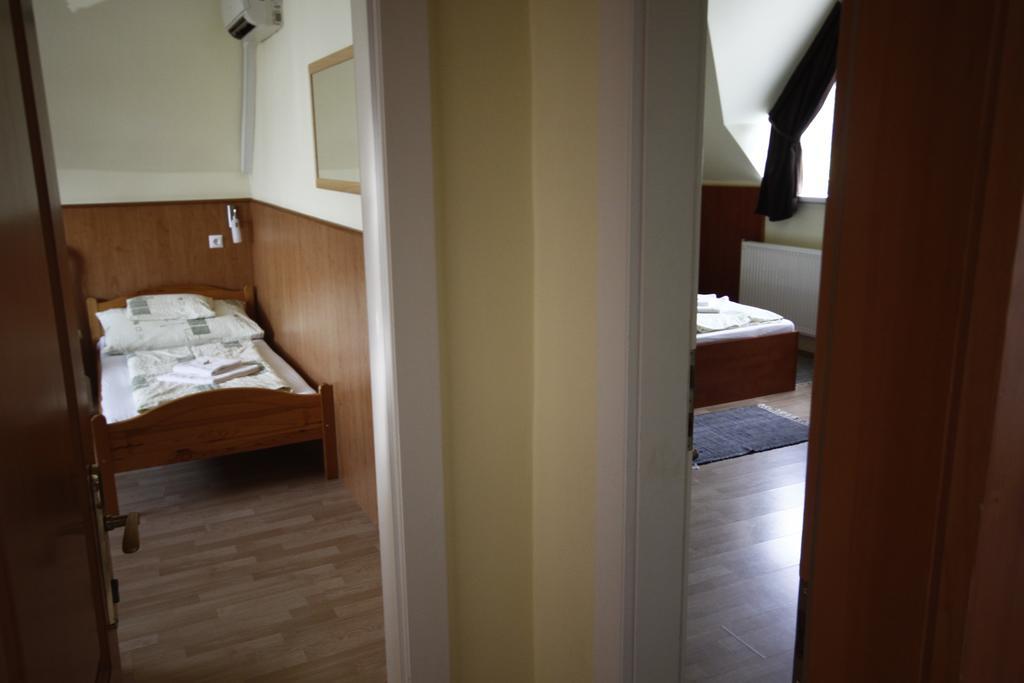 Parti Panzio Hotel Tata Room photo